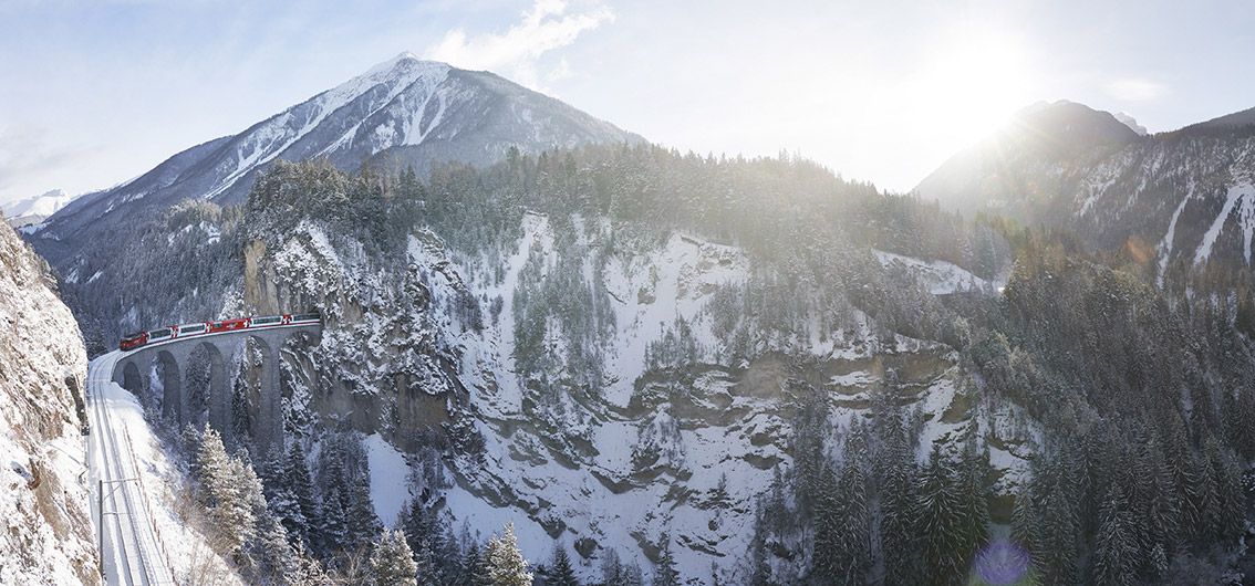 Die schönsten Zugfahrten in den verschneiten Schweizer Alpen (2025/2026)