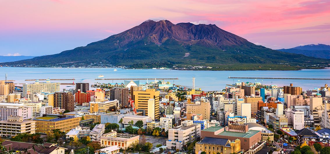 Hafenstadt Kagoshima mit Vulkan Sakurajima