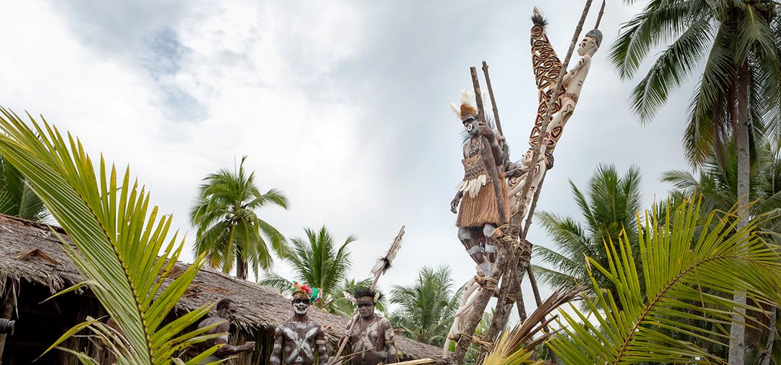Im-Dorf-der-Asmat-Credit-Marc-Weiglein-Papua-Explorer