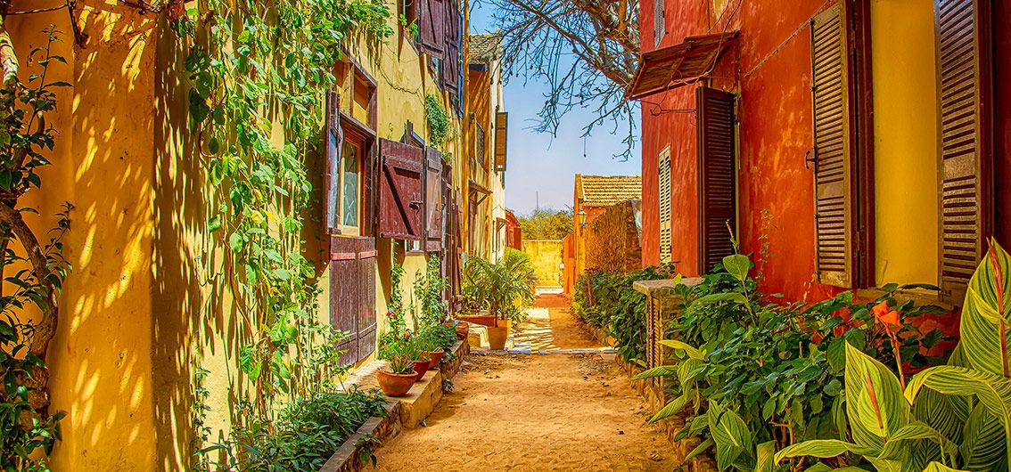 In-den-farbenfrohen-Gassen-von-Île-de-Gorée---
