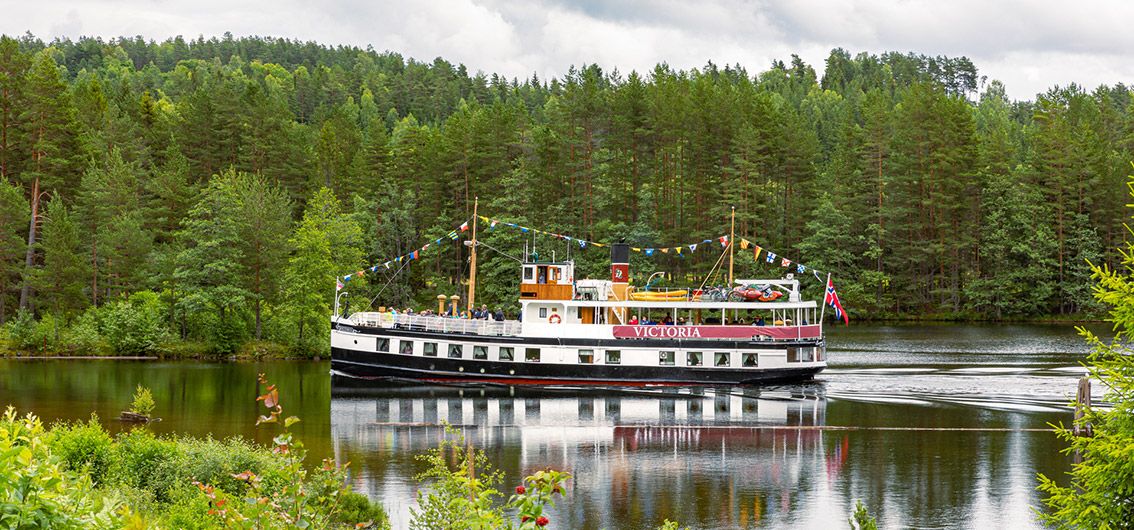 Norwegen-Schiff-auf-dem-Telemark-Kanal