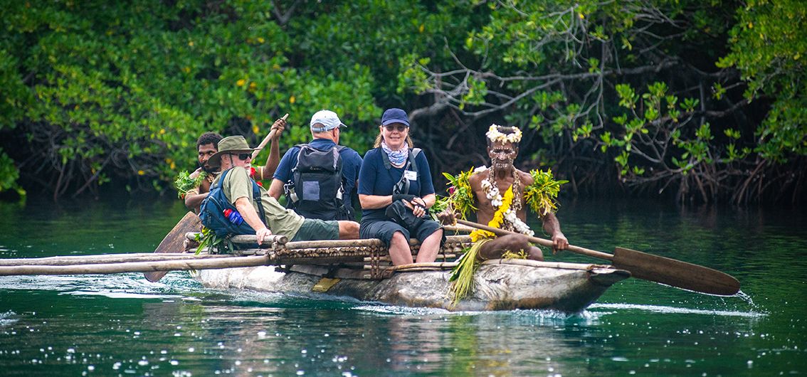 Mit-Kanus-auf-dem-Sepik-Fluss