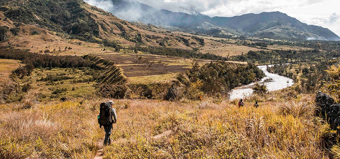 Wanderung-im-Baliem-Tal-Credit-Alexander-Palacios